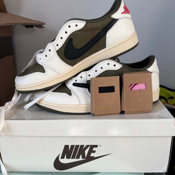 Travis Scott x Air Jordan 1 Low OG 'Olive' - Picture 1 of 10